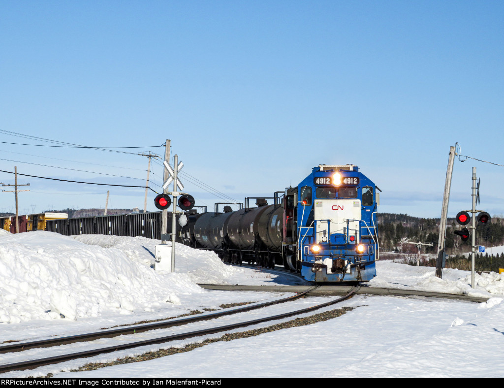 New CN locomotive 4912 leads 559 in Saint-Fabien